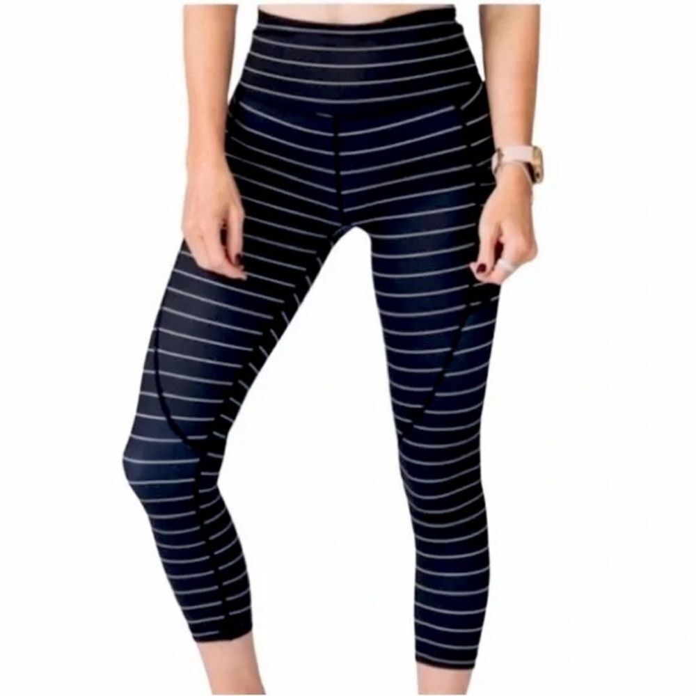 ZYIA ACTIVE CAPRI POCKET LEGGINGS NWOT SIZE 6-8 Black/White​